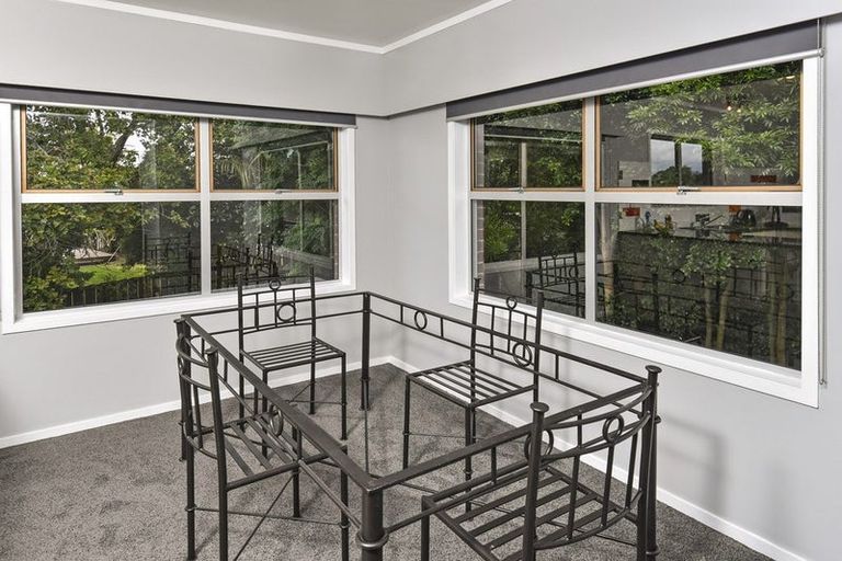 Photo of property in 2/240 Forrest Hill Road, Forrest Hill, Auckland, 0620