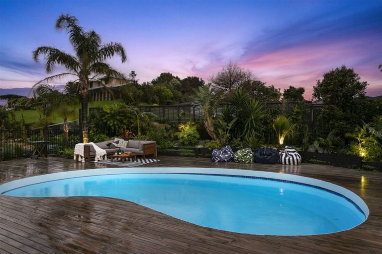 Photo of property in 8 Higham Ferrers Place, Red Beach, 0932