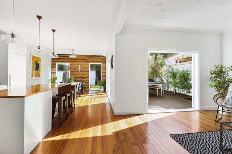 Photo of property in 72 The Parade, Island Bay, Wellington, 6023