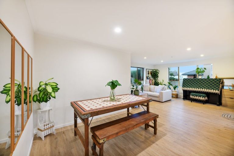 Photo of property in 8 Woodbank Drive, Glen Eden, Auckland, 0602