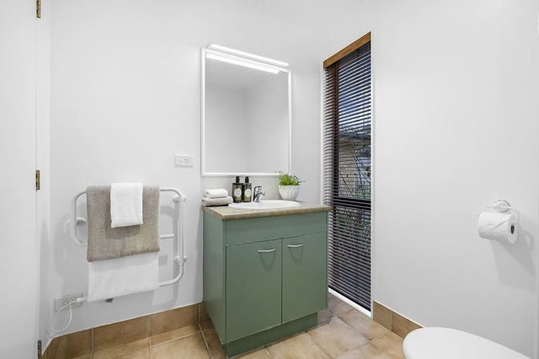 Photo of property in 33 Kate Sheppard Avenue, Torbay, Auckland, 0630