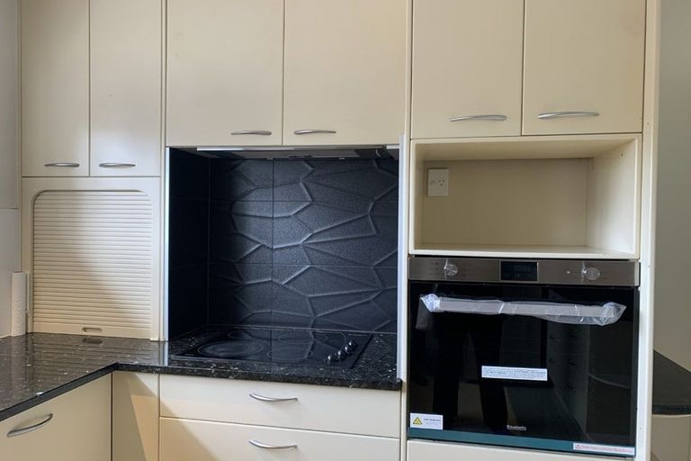 Photo of property in 2/103 Sunset Road, Totara Vale, Auckland, 0632