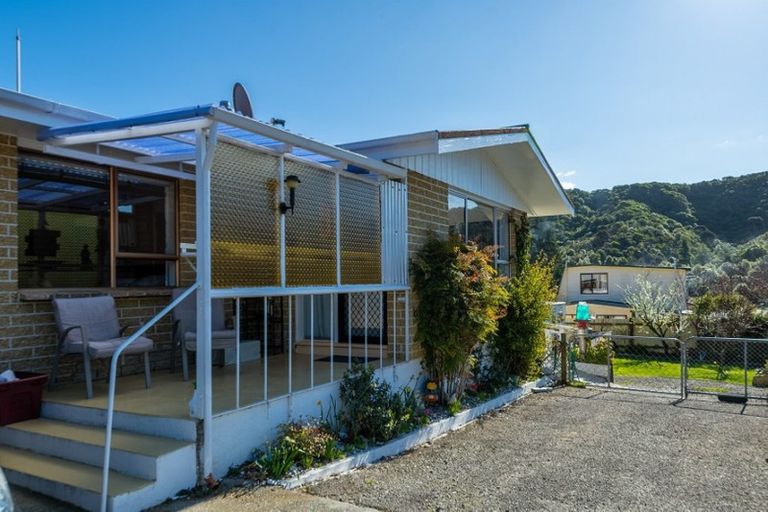 Photo of property in 131 Waikawa Road, Picton, 7220