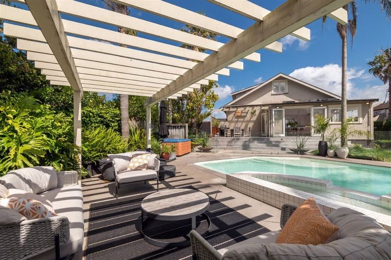 Photo of property in 2 Bayview Road, Hauraki, Auckland, 0622