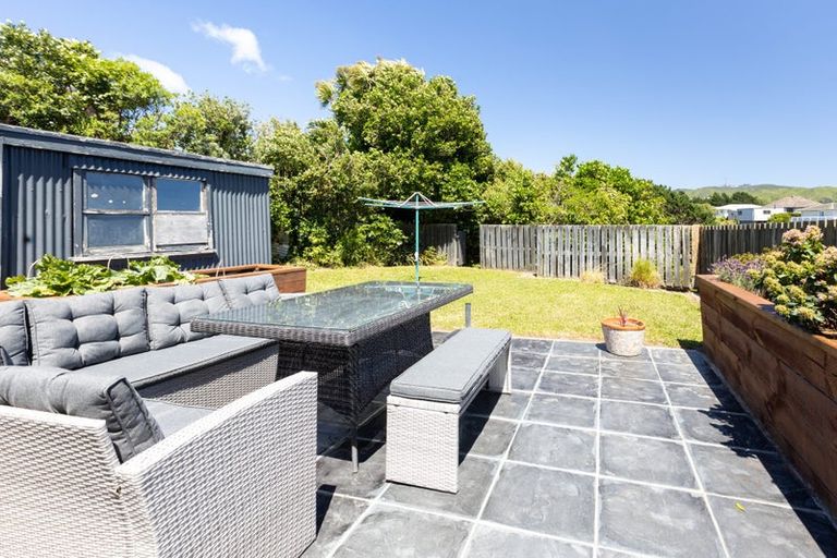 Photo of property in 8 Lyndfield Lane, Newlands, Wellington, 6037