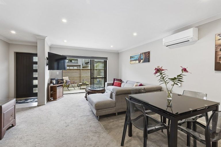 Photo of property in 19 Brindle Way, Newlands, Wellington, 6037