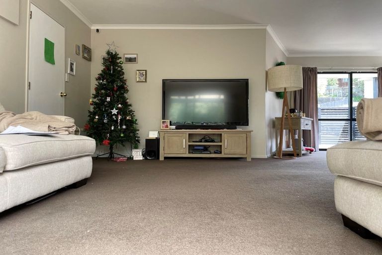Photo of property in 2/17 Valecrest Place, Bayview, Auckland, 0629