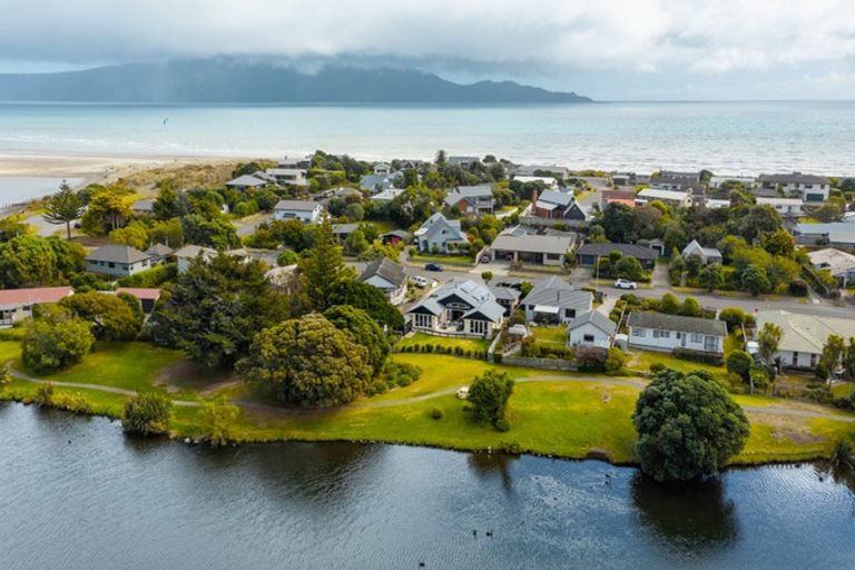 Photo of property in 196 Tutere Street, Waikanae Beach, Waikanae, 5036