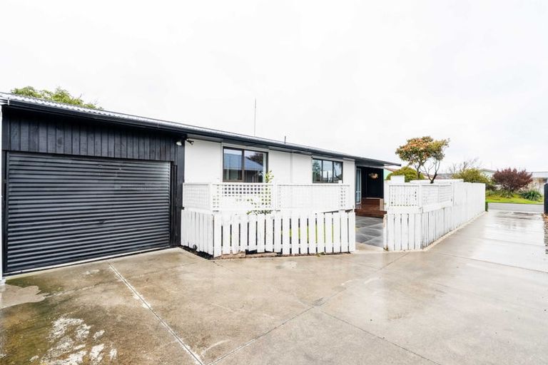 Photo of property in 8a Queenspark Drive, Parklands, Christchurch, 8083