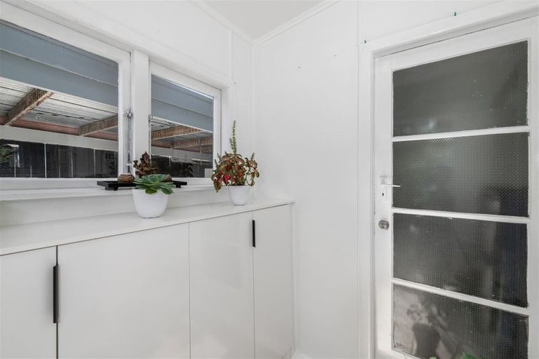 Photo of property in 2/176 Henderson Valley Road, Henderson, Auckland, 0612