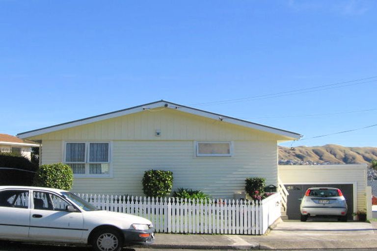 Photo of property in 5 Beverley Grove, Paparangi, Wellington, 6037