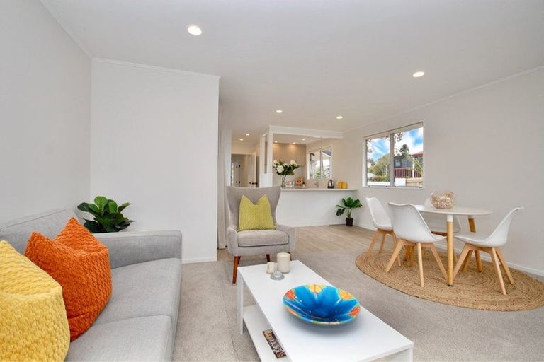 Photo of property in 1/17 Athena Drive, Totara Vale, Auckland, 0629