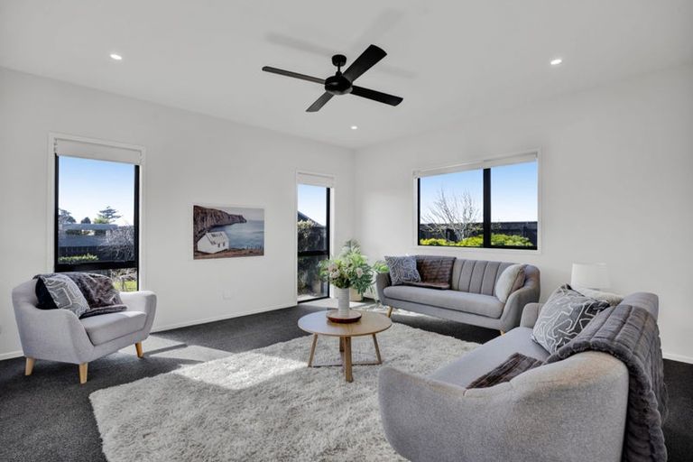 Photo of property in 5 Aheahea Way, Hurworth, New Plymouth, 4310