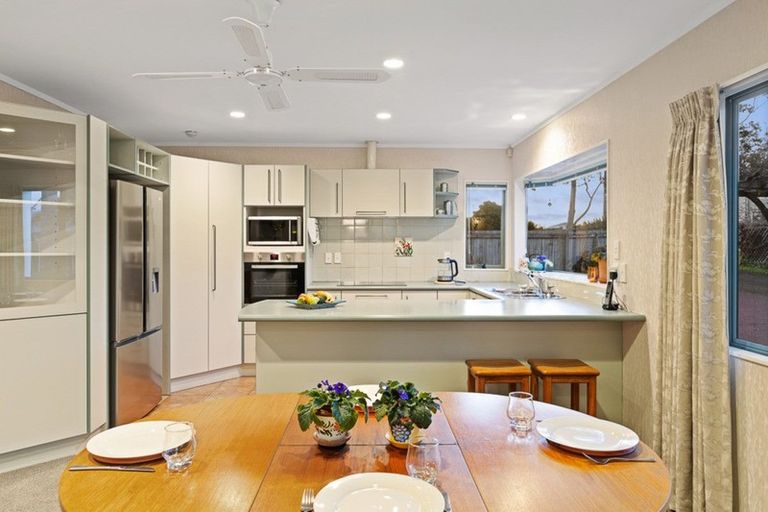 Photo of property in 14 Sunhill Road, Sunnyvale, Auckland, 0612