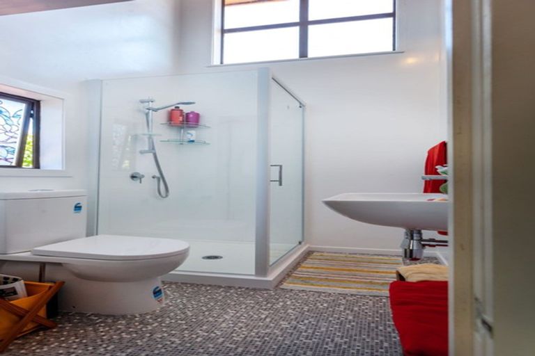 Photo of property in 2 Oxford Terrace, Coromandel, 3506