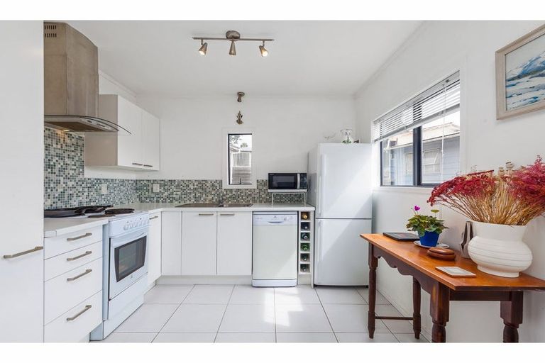 Photo of property in 2/24 Sunnyside Road, Sunnyvale, Auckland, 0612