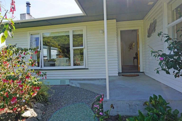 Photo of property in 24 Avenue North Road, Levin, 5510