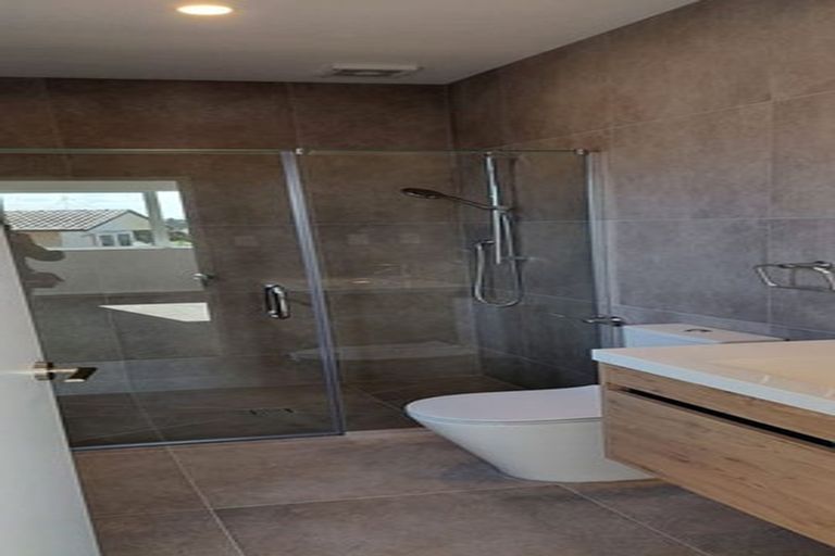 Photo of property in 1c Taupiko Place, Green Bay, Auckland, 0604