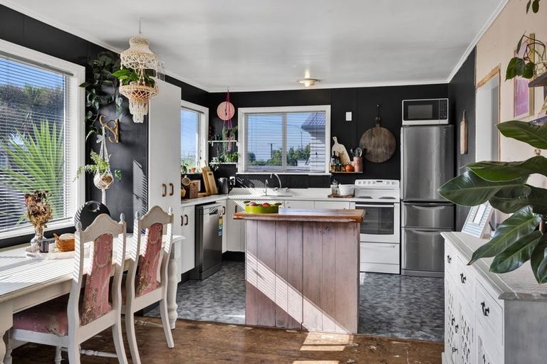 Photo of property in 15 Bone Crescent, Hawera, 4610