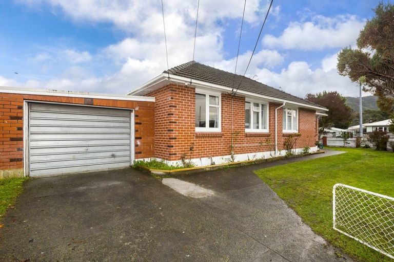 Photo of property in 53 Totara Park Road, Clouston Park, Upper Hutt, 5018