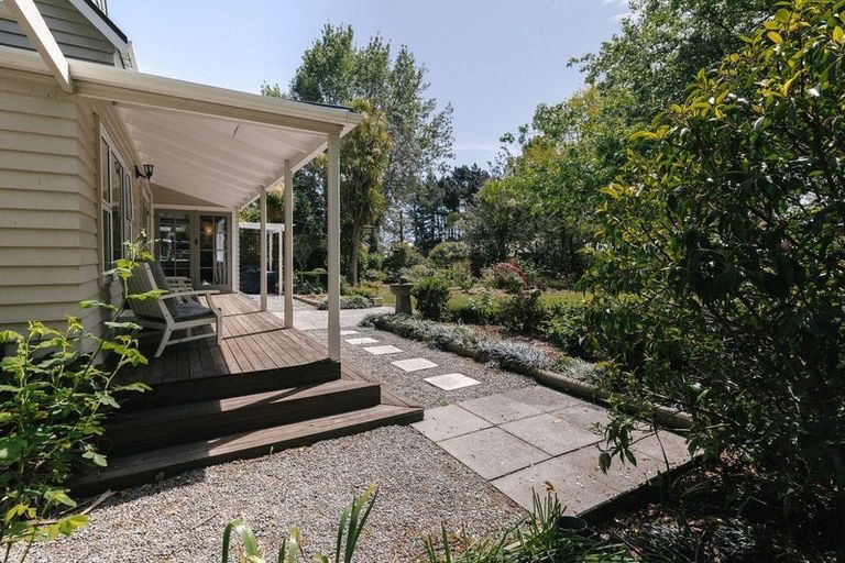 Photo of property in 200 Aokautere Drive, Fitzherbert, Palmerston North, 4471