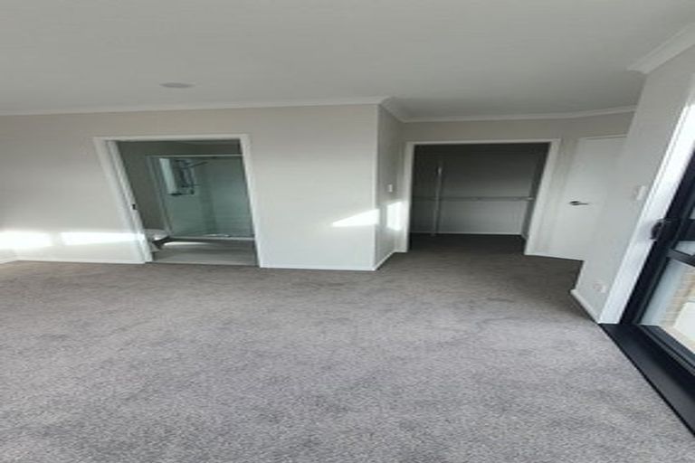 Photo of property in 33 Red Hills Road, Massey, Auckland, 0614