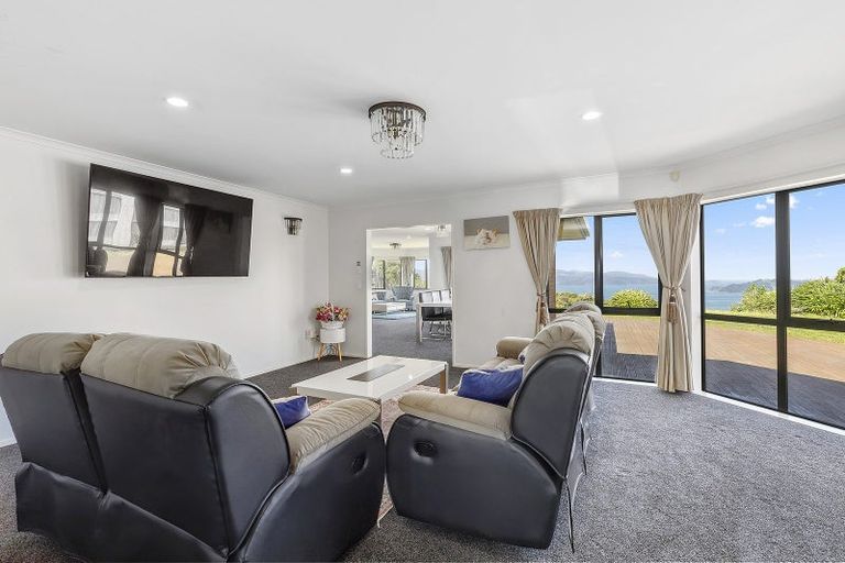 Photo of property in 52 Miles Crescent, Newlands, Wellington, 6037