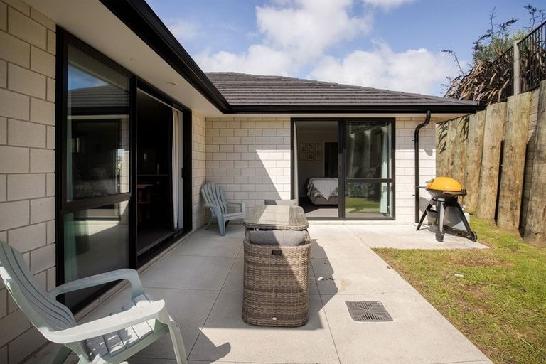 Photo of property in 17 Lakeside Terrace, Omokoroa, 3114