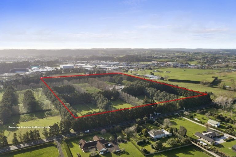 Photo of property in 876 Waitakere Road, Kumeu, 0891