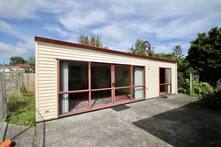 Photo of property in 28 Binsted Road, New Lynn, Auckland, 0600