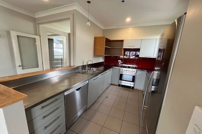 Photo of property in 10 Hawker Street, Mount Victoria, Wellington, 6011