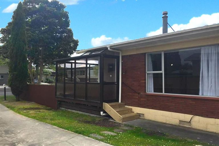 Photo of property in 17a Thorburn Avenue, Red Beach, 0932