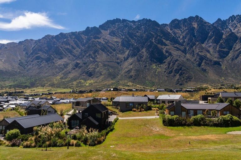 Photo of property in 33 Cunninghams Drive, Jacks Point, Queenstown, 9371