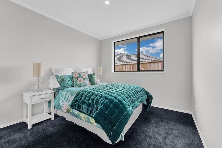 Photo of property in 2 Paapaka Way, Waiuku, 2123