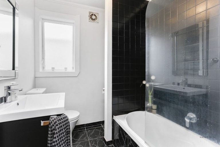 Photo of property in 4 Bowers Road, Glen Eden, Auckland, 0602