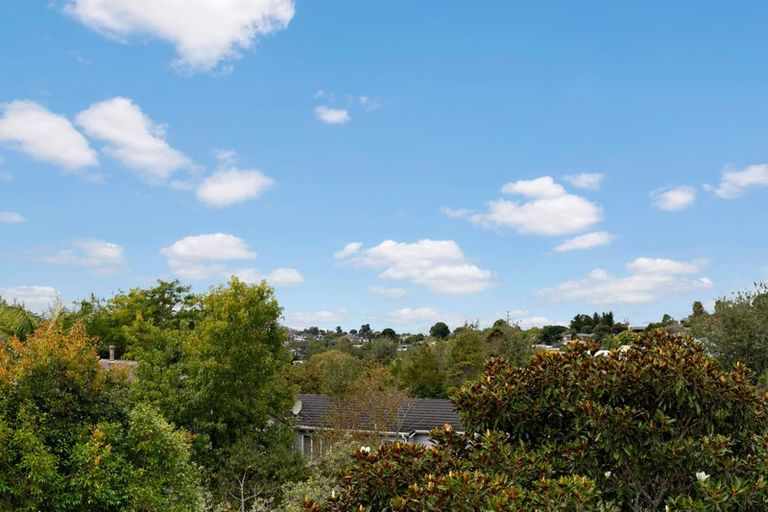 Photo of property in 6 Tetrarch Place, Totara Vale, Auckland, 0629