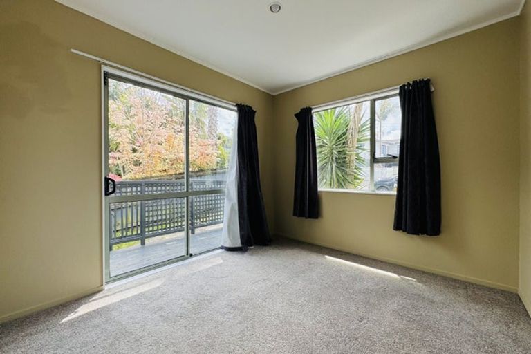 Photo of property in 15 Loughanure Place, Massey, Auckland, 0614
