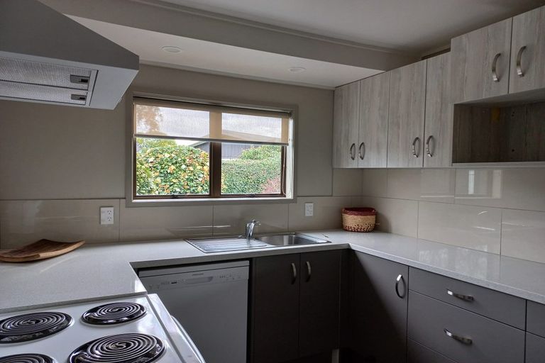 Photo of property in 2/7 Kathleen Place, Rainbow Point, Taupo, 3330