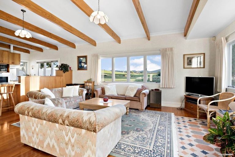 Photo of property in 290 Waitakere Road, Taupaki, 0782