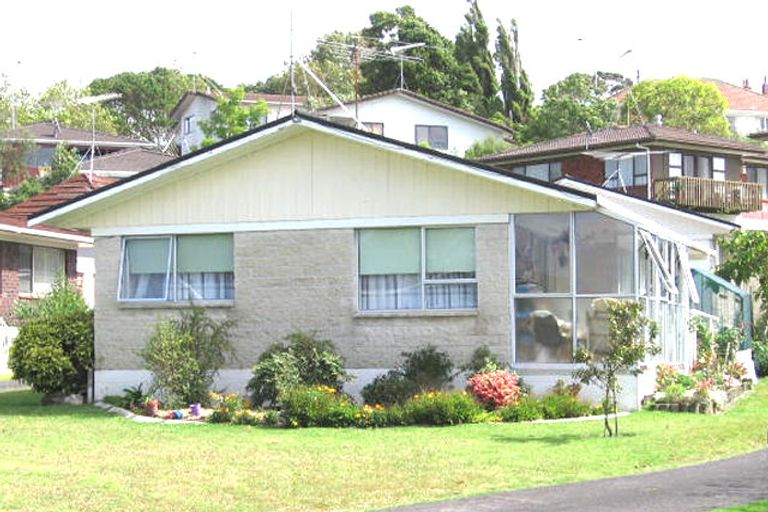Photo of property in 1/4 Ian Place, Glendene, Auckland, 0602