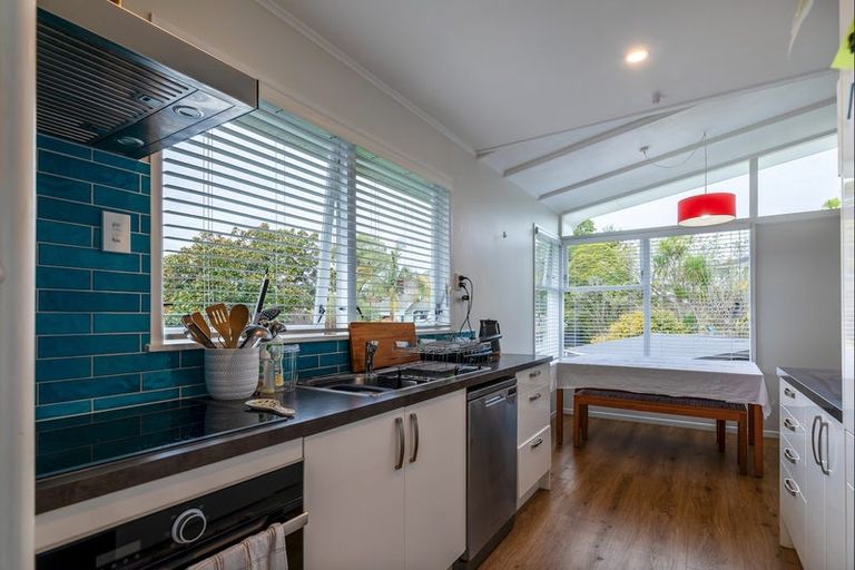 Photo of property in 190 Golf Road, Titirangi, Auckland, 0604