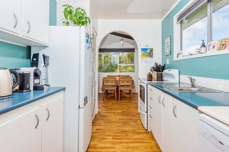 Photo of property in 21 Donovan Avenue, Massey, Auckland, 0614