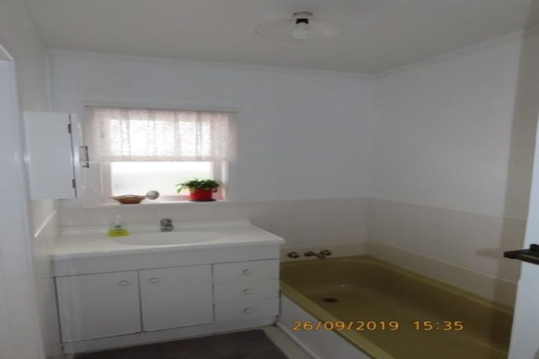 Photo of property in 19 Fairlea Road, Te Atatu South, Auckland, 0610