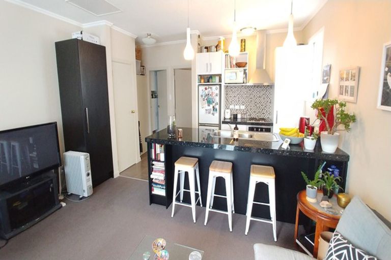 Photo of property in 2/51 Austin Street, Mount Victoria, Wellington, 6011