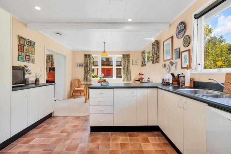 Photo of property in 11 Zande Terrace, Tawa, Wellington, 5028