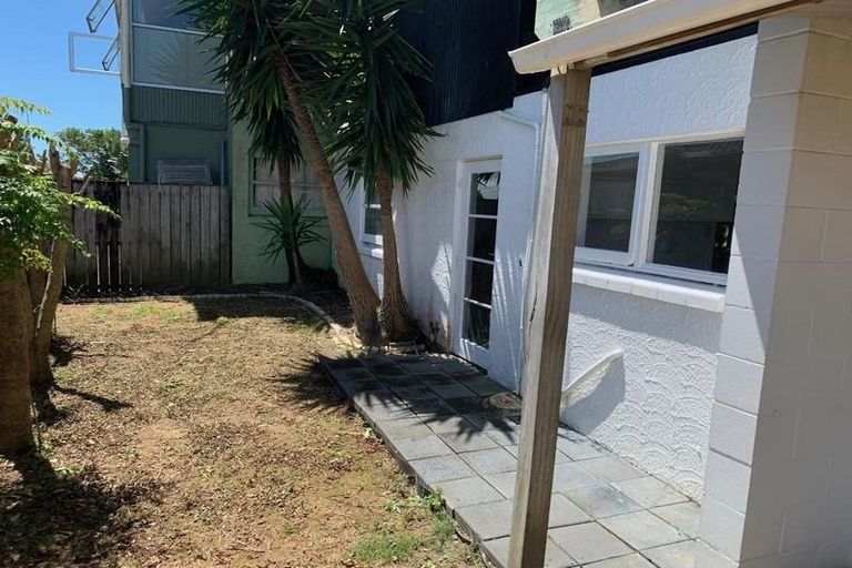 Photo of property in 2/20 Pemberton Avenue, Bayview, Auckland, 0629