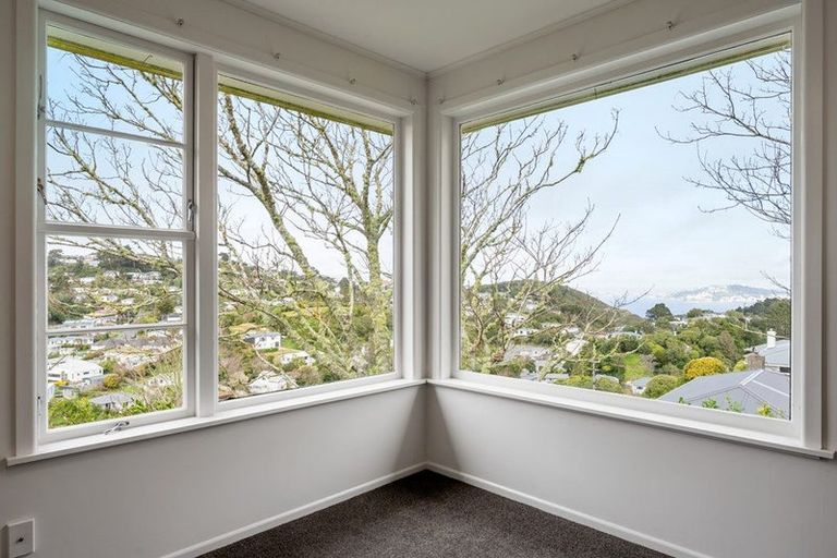 Photo of property in 98 Ruskin Road, Newlands, Wellington, 6037
