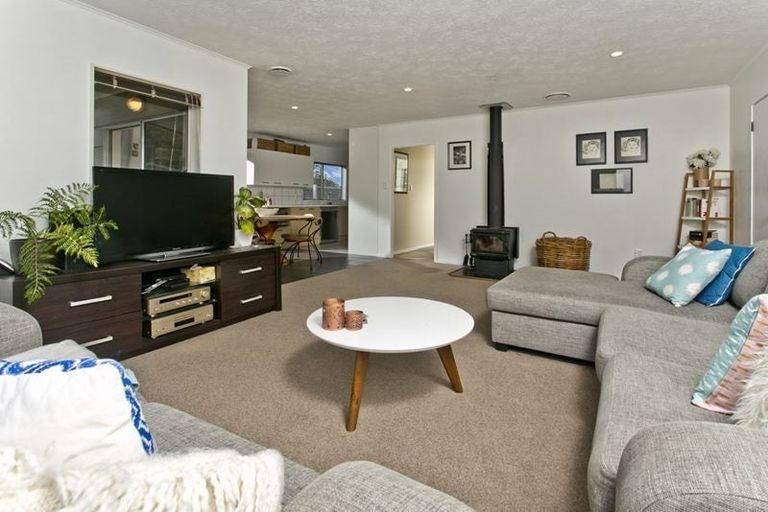 Photo of property in 5 Tetrarch Place, Totara Vale, Auckland, 0629