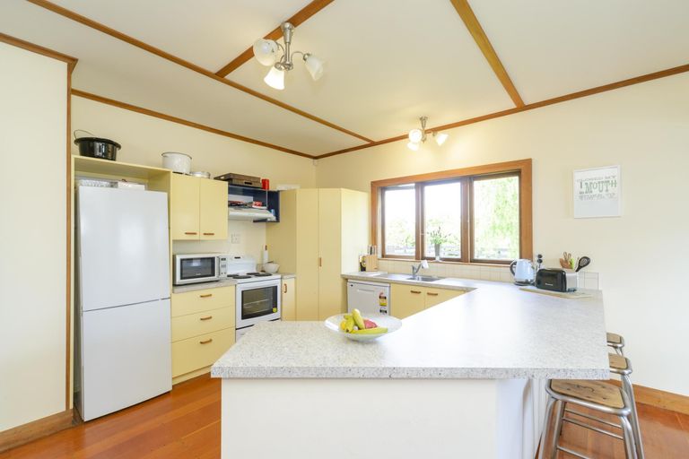 Photo of property in 20 Perrin Place, Kelvin Grove, Palmerston North, 4414