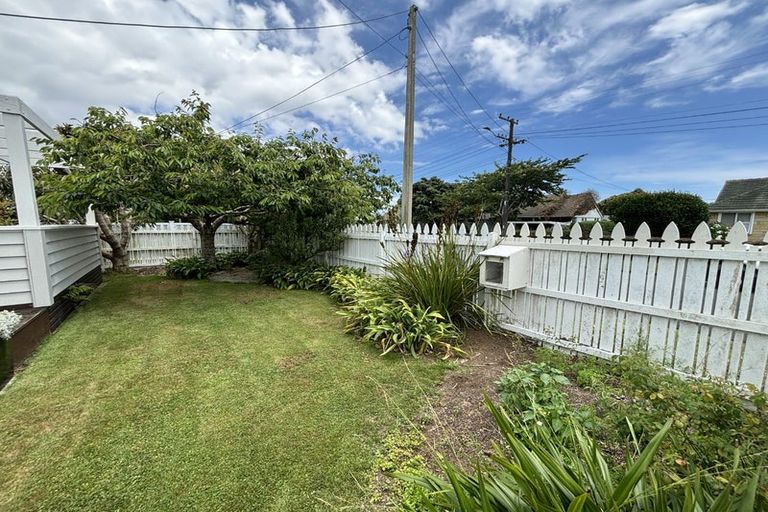 Photo of property in 20 Karaka Street, Merrilands, New Plymouth, 4312